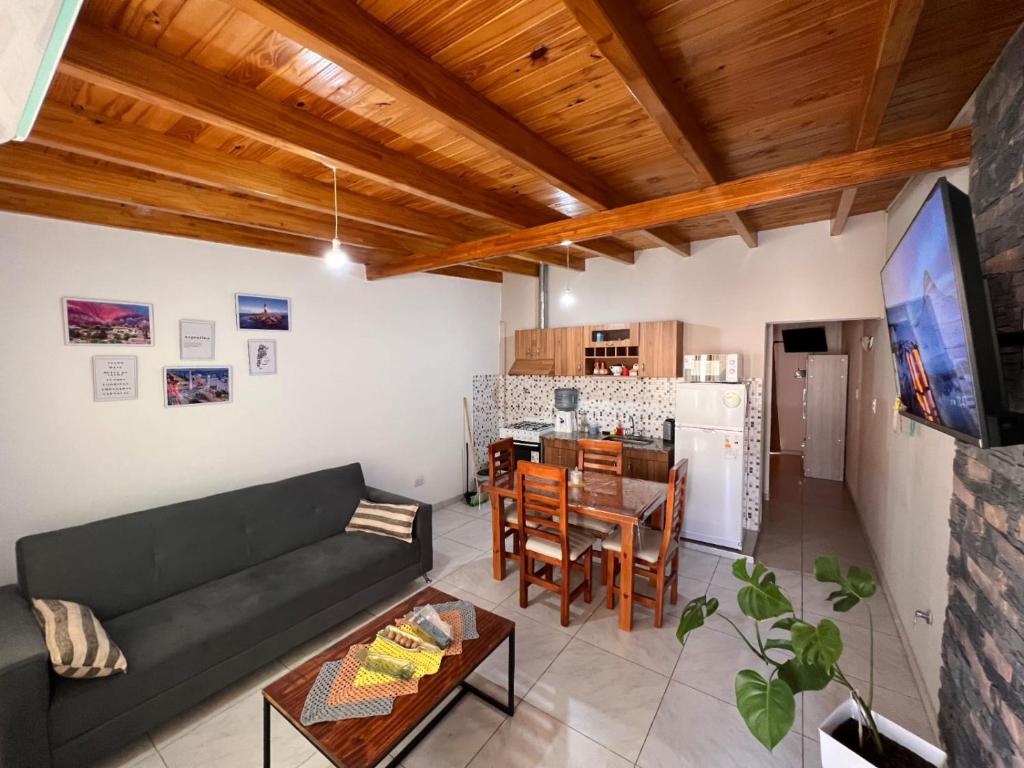 a living room with a couch and a table at Vino al Valle in Tupungato