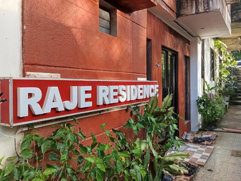 un cartello con la scritta "rave revisiting" sul lato di un edificio di Raje Residence a El Nido