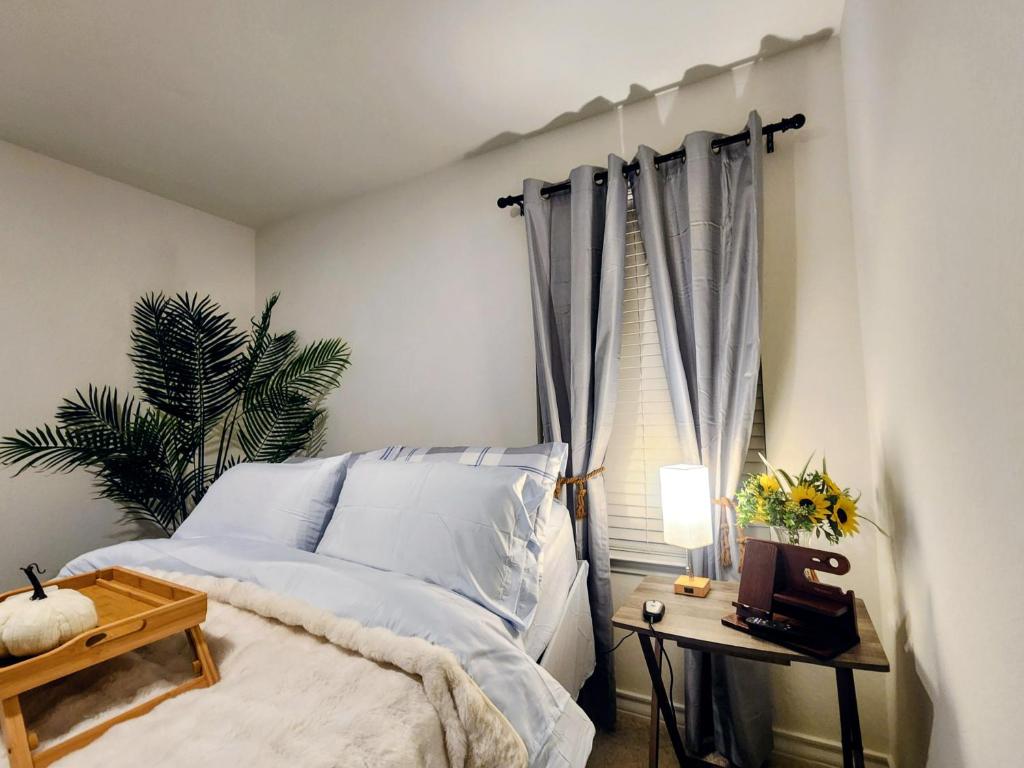una camera da letto con un letto, un tavolo e una finestra di Private Cozy Rooms and Bathroom in Home near Seaworld Riverwalk and AFB a San Antonio
