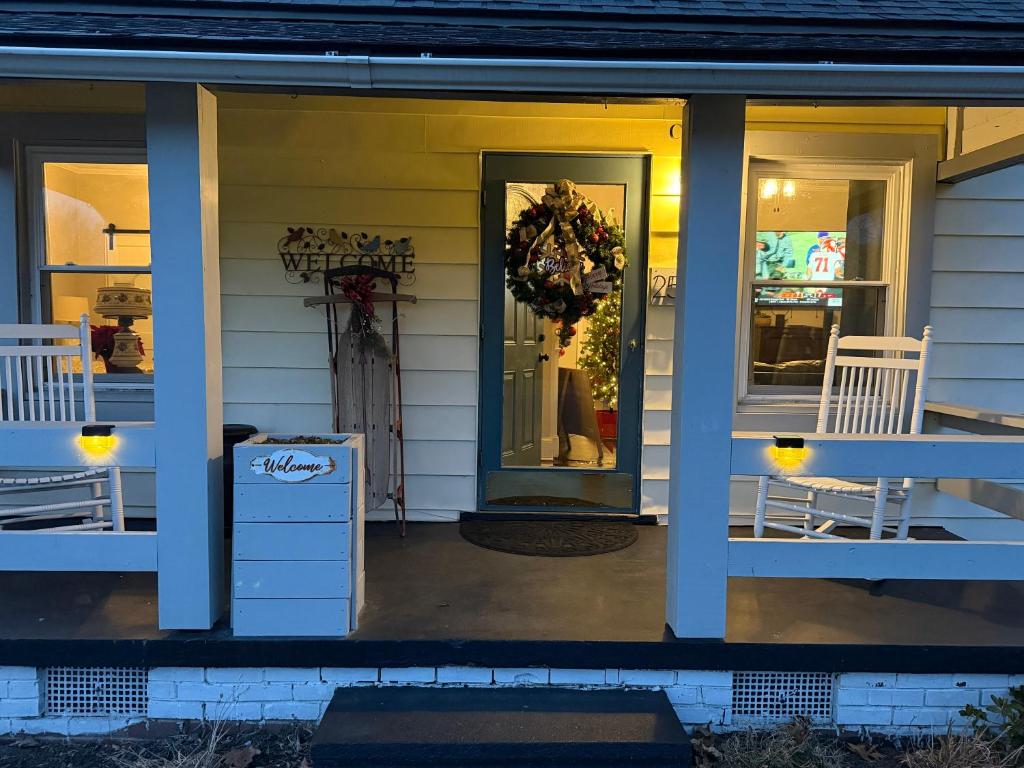Φωτογραφία από το άλμπουμ του Clayton's 1910 Restored Mill House-near Burlington σε Graham