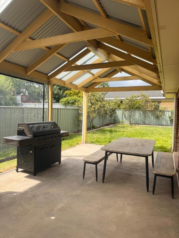 HomeVibe في مانسفيلد: وجود فناء مع شواية وطاولة نزهة