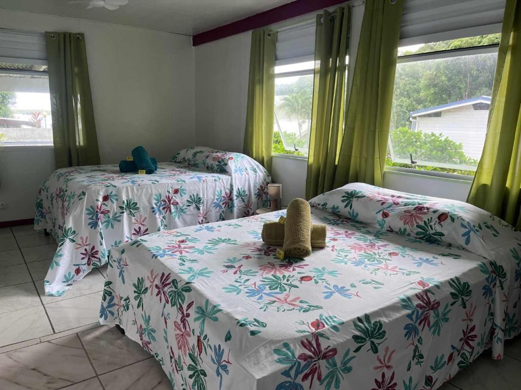 Un pat sau paturi într-o cameră la Honotua Lodge