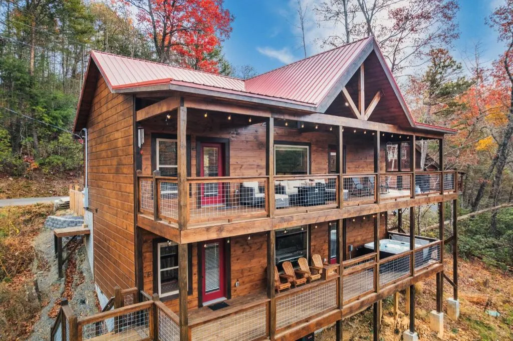 Top rated Smokies Cabin, Arcade, HotTub, Sleeps 12