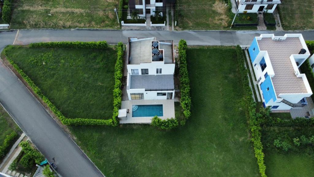 Tres EsquinasCasa Campestre Acogedora的从空中俯瞰一栋带院子的房子。