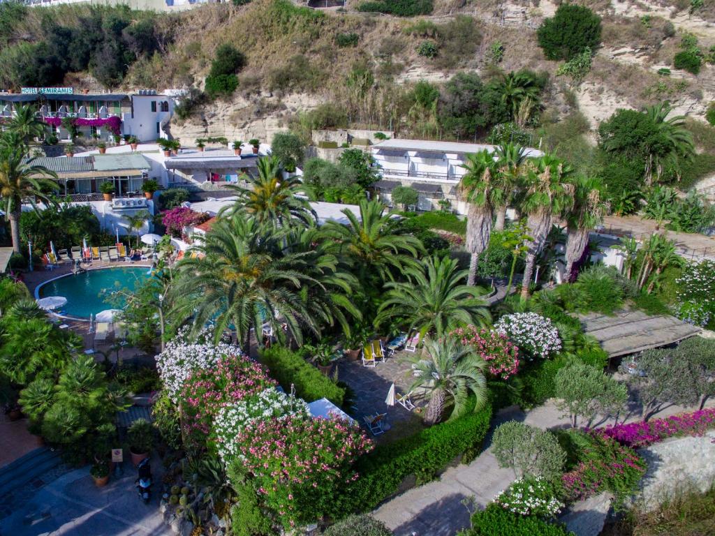 Bazén v ubytování Semiramis Hotel De Charme & Pools nebo v jeho okolí
