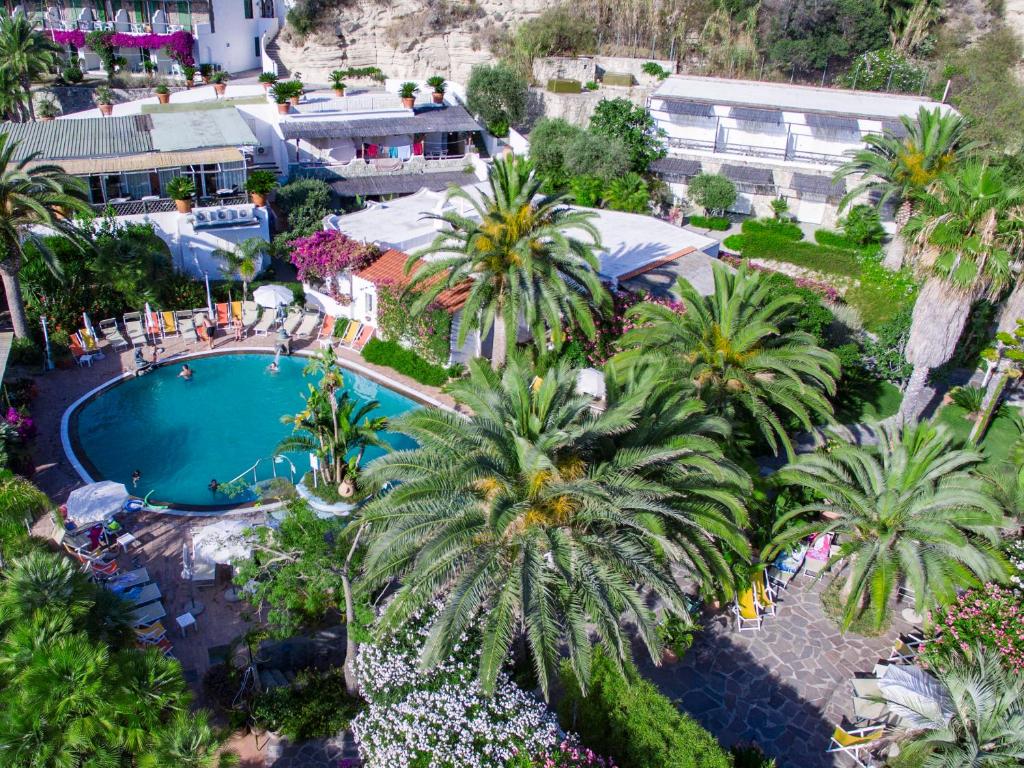 Bazén v ubytování Semiramis Hotel De Charme & Pools nebo v jeho okolí