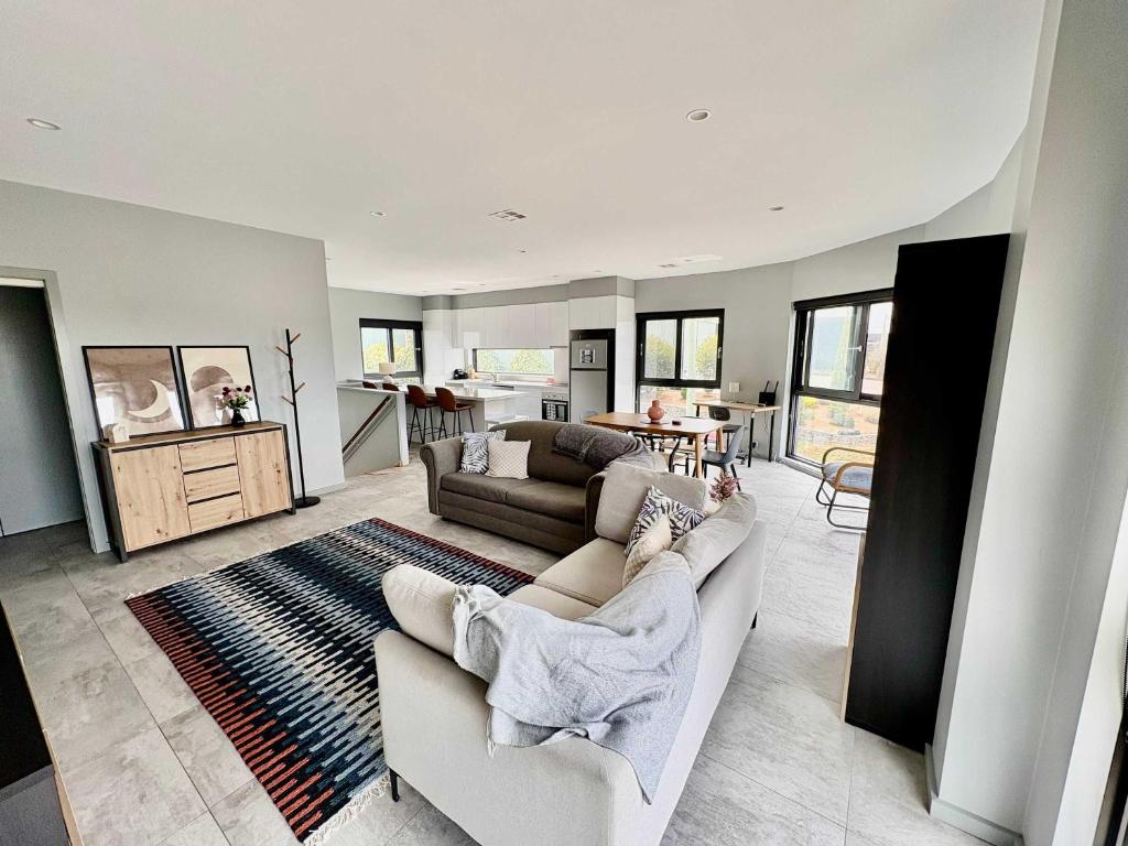 HarmanQuite and large 2 bedroom - Sleeps 6 - 2 bathrooms的客厅里有一张沙发和一张桌子。