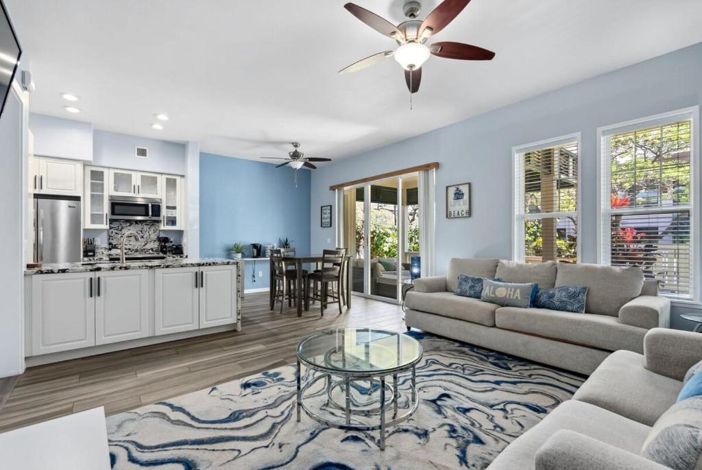 een woonkamer met een bank en een tafel bij Home Away from Home Beach Villa in Honokai Hale