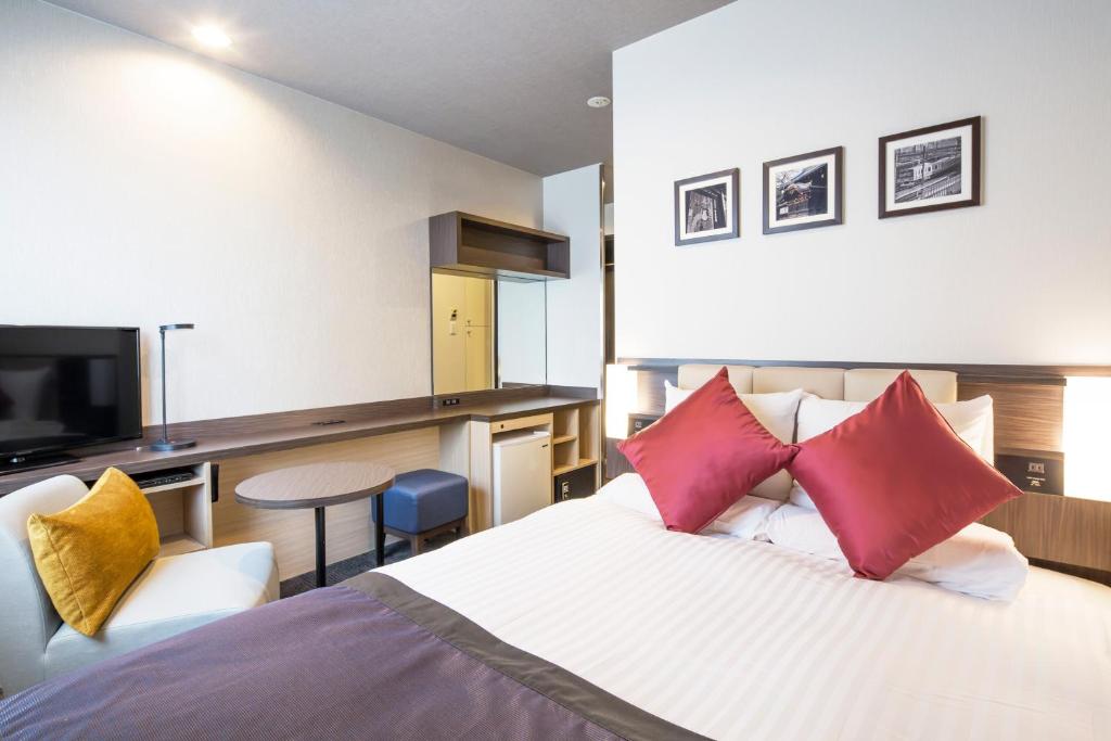 Postel nebo postele na pokoji v ubytování HOTEL MYSTAYS Kanda