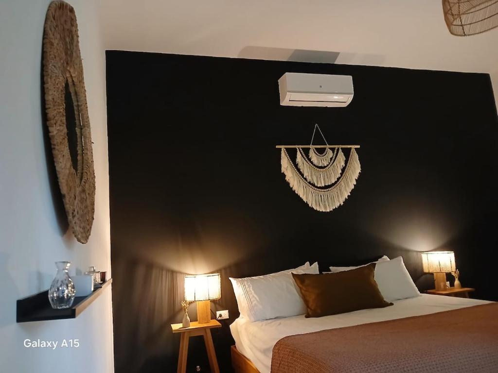 Postel nebo postele na pokoji v ubytování Casa Zenaida, elegant refuge between sea and jungle