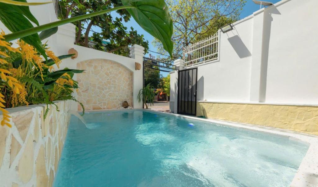 Villas VÕ THỊ SÁU Bãi Sau Xinh في فنغ تاو: حمام سباحة في الفناء الخلفي للمنزل