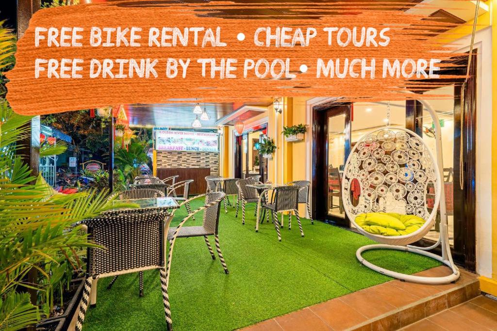 会安金河大酒店的一间设有桌椅和标志的餐厅