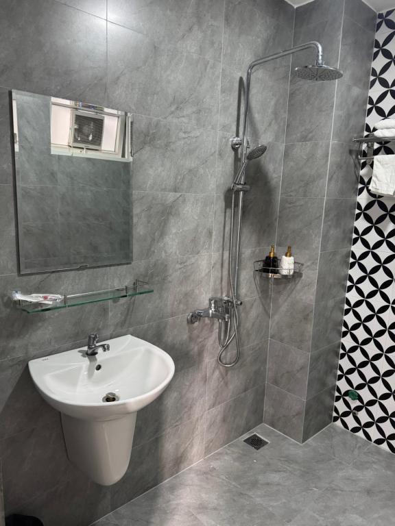 ein Badezimmer mit Waschbecken und Dusche in der Unterkunft Son Ca Motel in Hue