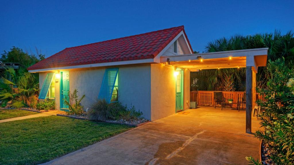 Cozy Cottage w Private Yard in Spanish Village Casa San Miguel by AvantStay في ميناء أرانساس: منزل صغير مع فناء في الليل