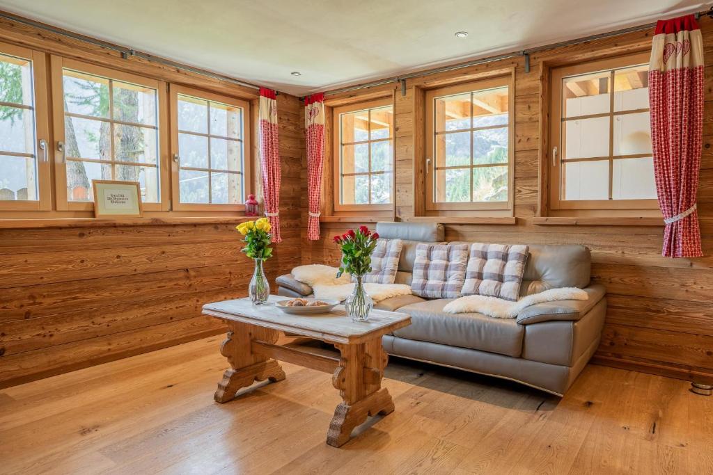 Marmo Apartment by HomeFlow في زيرمات: غرفة معيشة بها أريكة وطاولة