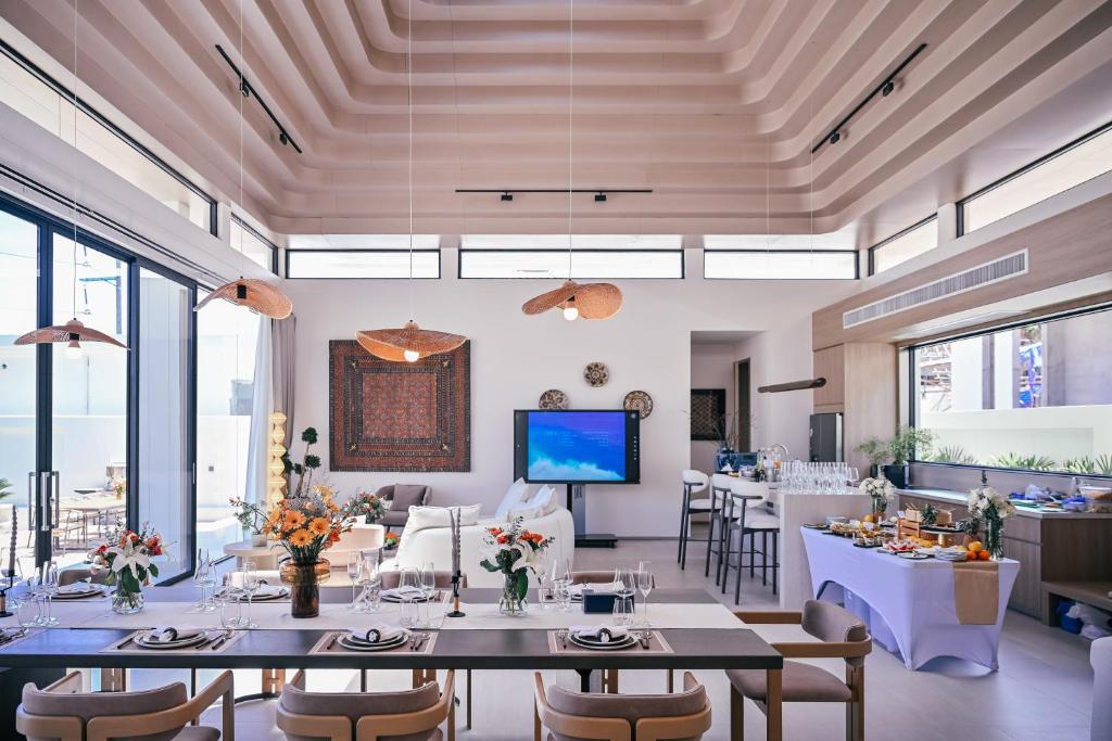 Μια τηλεόραση ή/και κέντρο ψυχαγωγίας στο Étoile Kata Luxury Pool Villas by Astra