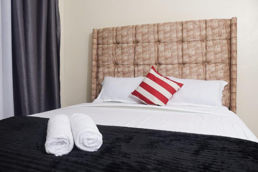 Un dormitorio con una cama con dos toallas encima. en Cosy apartments, en Mtwapa