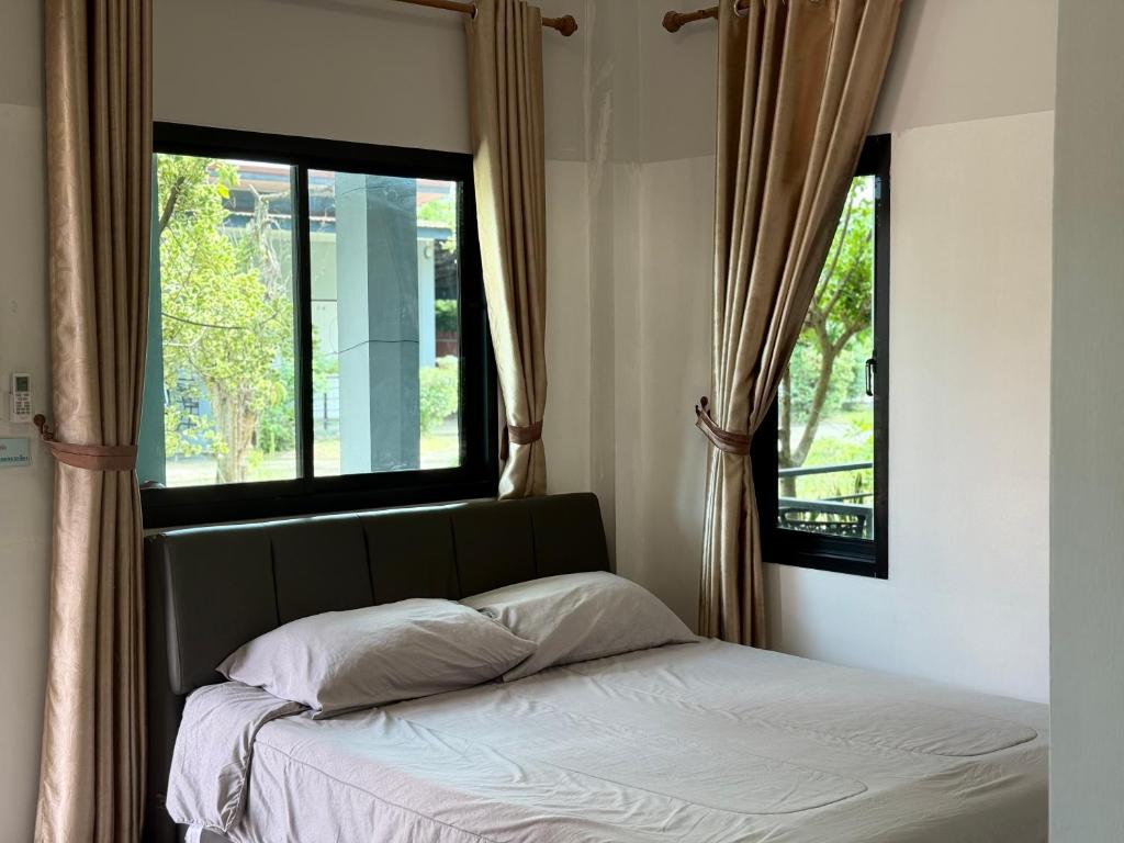 sypialnia z łóżkiem i oknem w obiekcie โรงแรมธารทิพย์ อินน์ หนองคาย รีสอร์ท w mieście Nong Khai