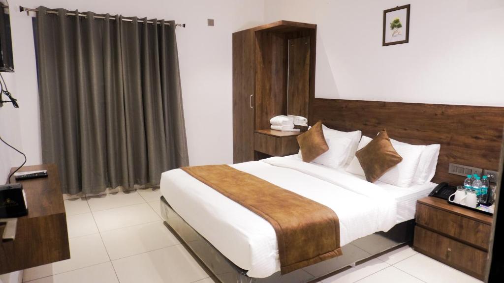 班加罗尔Kings Club的房间里有一张大床的卧室