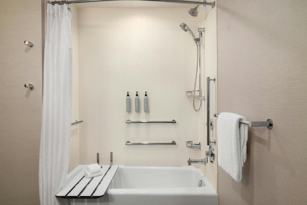Courtyard Des Moines Ankeny - King Suite Met 1 Slaapkamer En Slaapbank