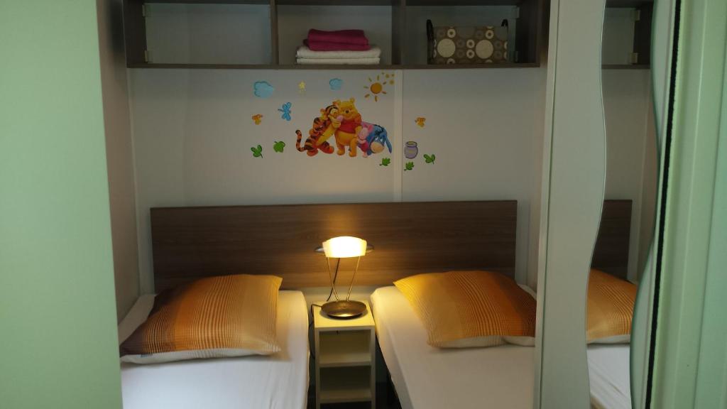 Postel nebo postele na pokoji v ubytování Mobile Homes Danijela in Amadria Park Trogir