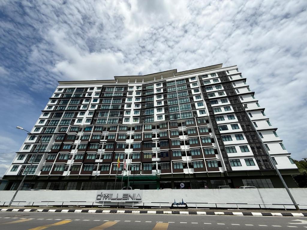 古晋StayCO - D'Millenia Residences - Studio Unit的城市街道上的大型公寓楼