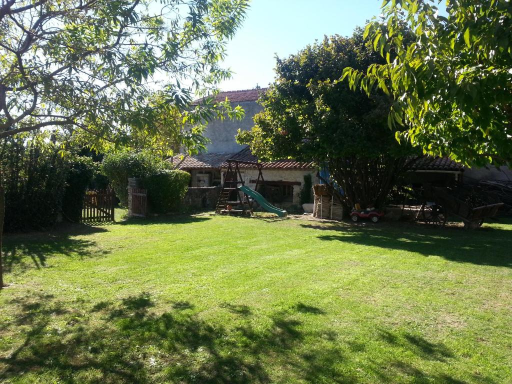 Zahrada ubytování Grange Voutée avec jardin