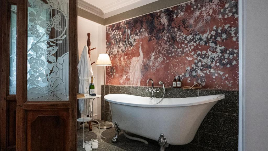 Ένα μπάνιο στο MiraNamin Nest LANTANA - Luxury Suite in Unique Historic Home with Garden Access, Indoor Plunge Pool, Self-Service Breakfast, Rooftop, Bathtub, Private Kitchen