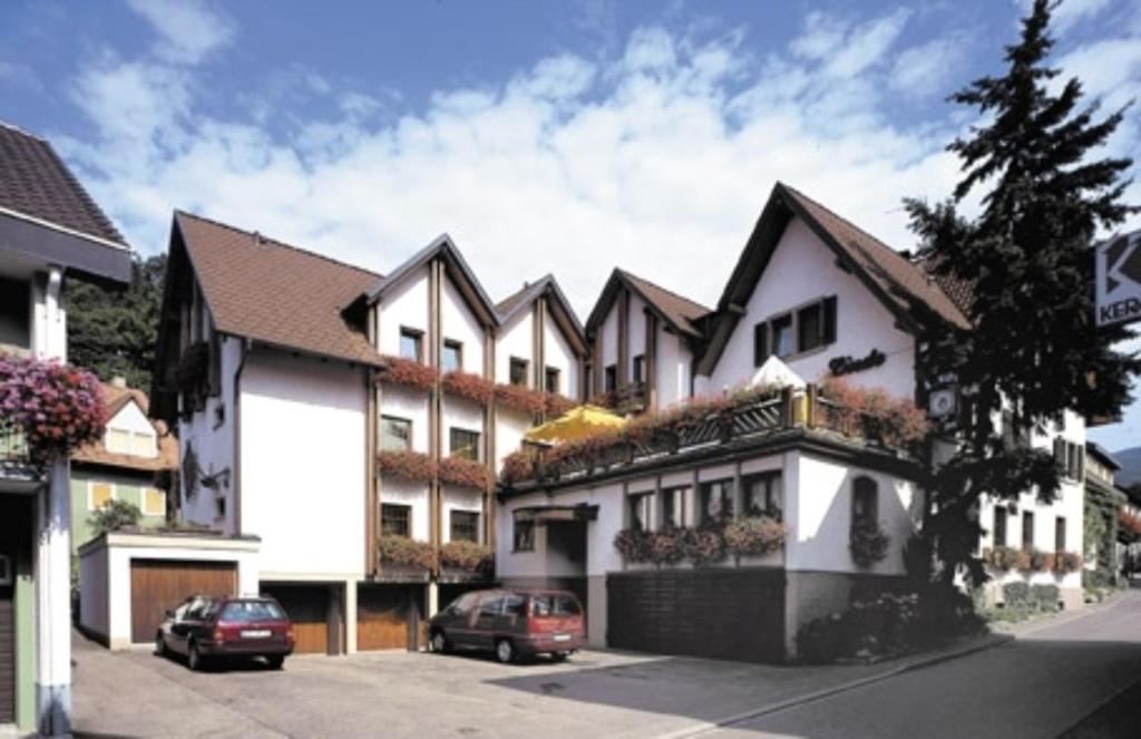 ein großes weißes Gebäude mit davor geparkt in der Unterkunft Hotel Zur Linde in Lauf
