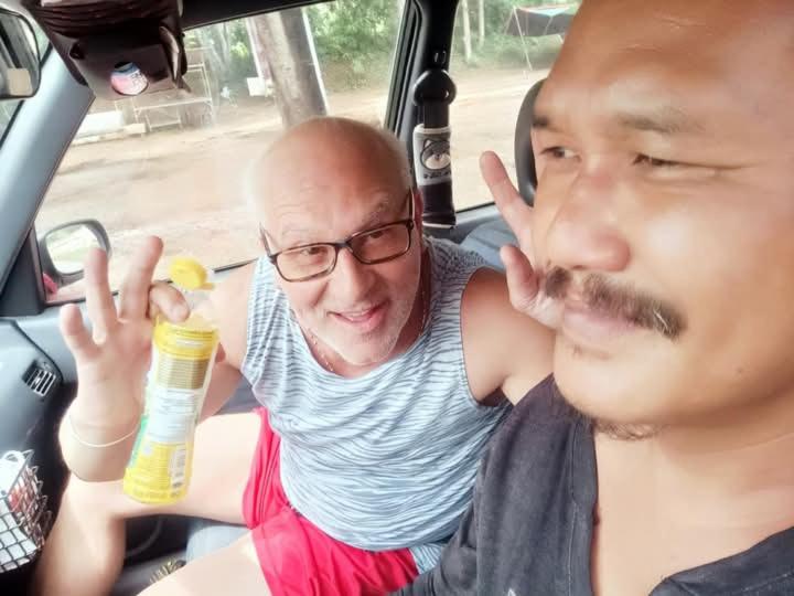 Ban Ni Khu Huรักษ์ธาร โฮมสเตย์的两名男子坐在汽车后座上。