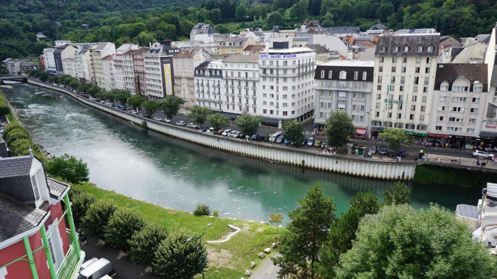 Výhled na řeku, která protéká v blízkosti hotelu
