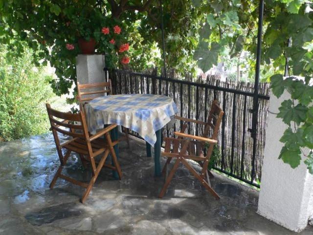 PitresにあるCasa Launaの塀の横に座る椅子とテーブル