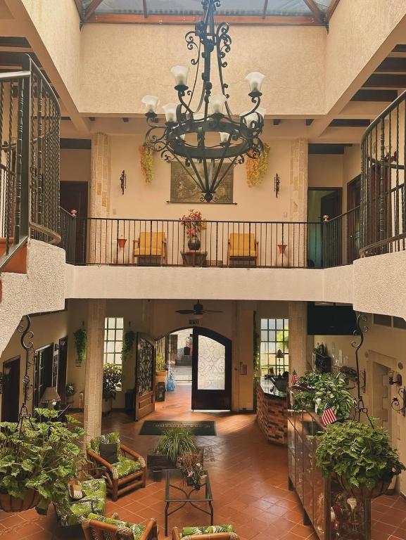 a large lobby with a chandelier in a building at Hotel boutique CM in La Vega