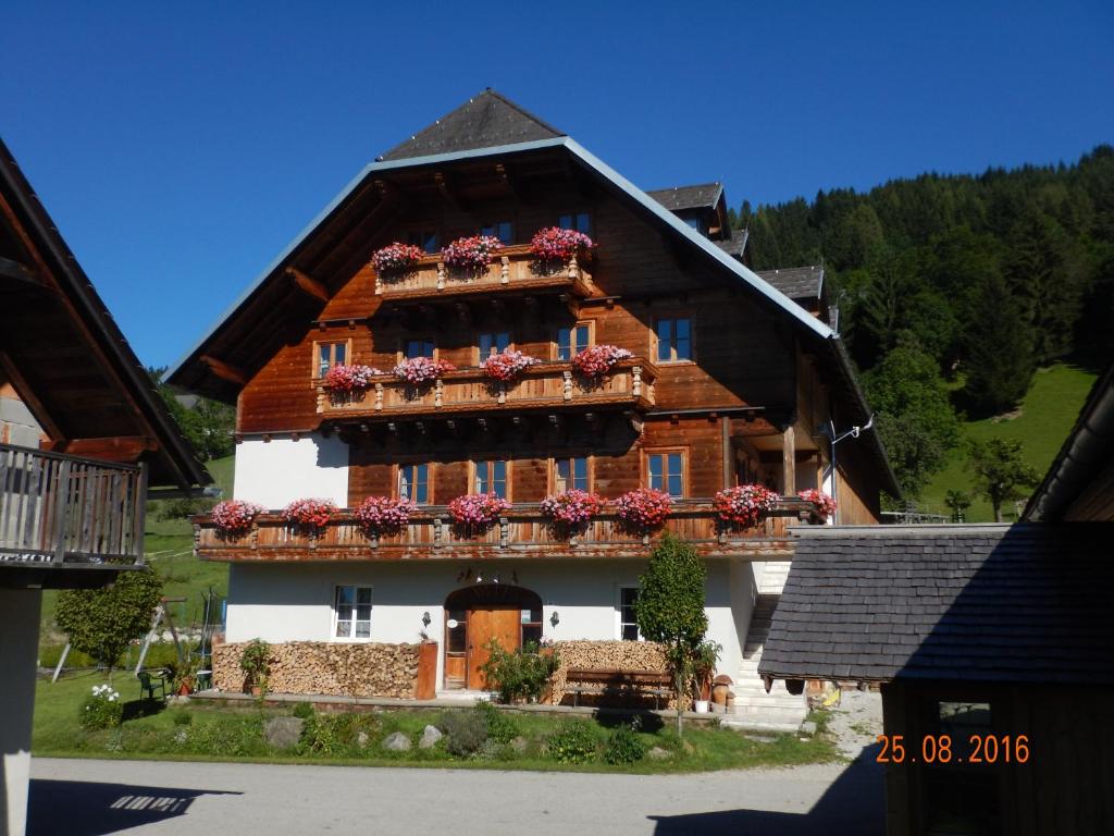 um grande edifício com caixas de flores nas janelas em Berghof Thurnergut em Spital am Pyhrn