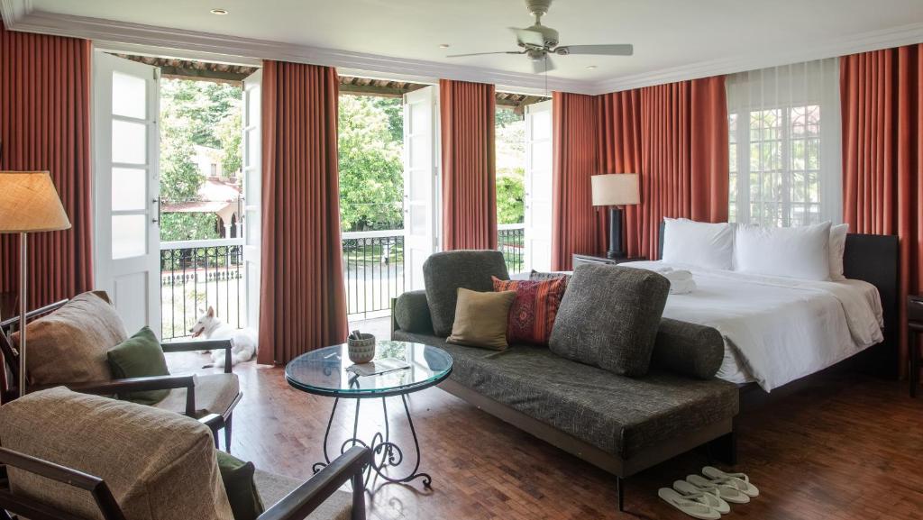 Khu vực ghế ngồi tại MiraNamin Nest BANABA - Garden View Suite in Historic Home - Bathtub, Luxury Indoor Plunge Pool, Guest Kitchen, Self-Service Breakfast, Rooftop, Pet-Friendly