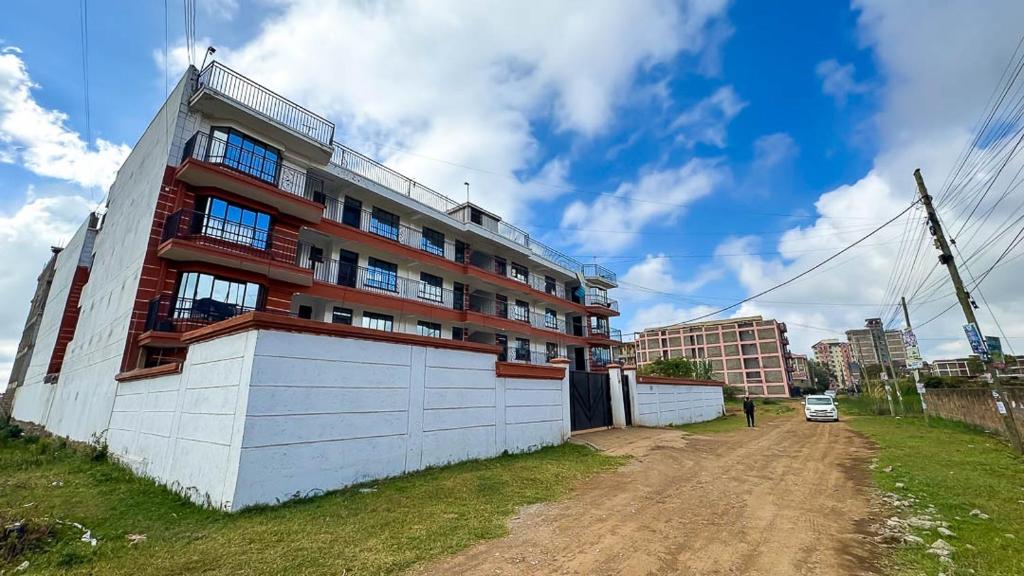 un edificio sul ciglio di una strada sterrata di Pamsal Studio a Thika