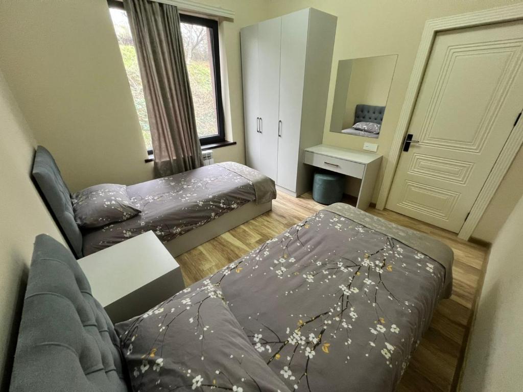 ein Wohnzimmer mit zwei Betten und einer Couch in der Unterkunft Qalaciq Resort House in İsmayıllı