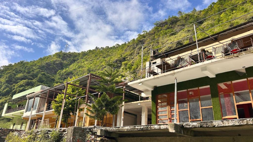 Cảnh núi rừng hoặc tầm nhìn ra núi từ căn hộ