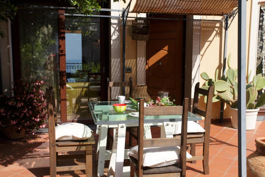 A balcony or terrace at Cottage on the Beach