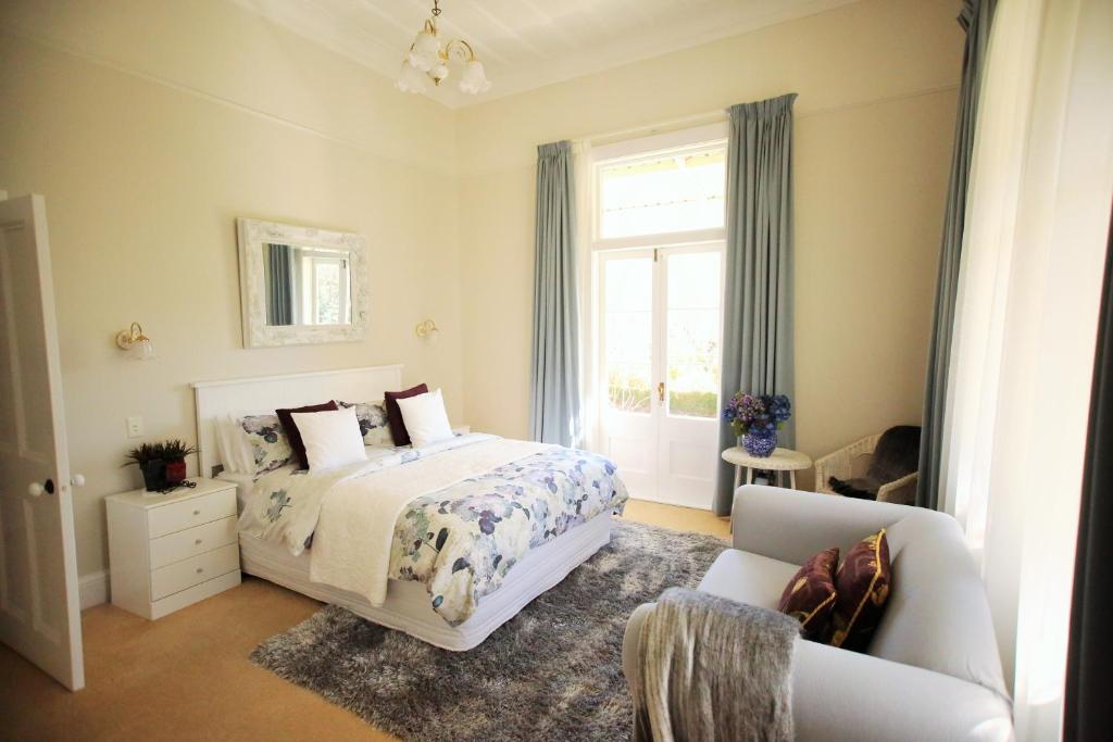 sypialnia z łóżkiem, kanapą i oknem w obiekcie Regan House w mieście Stratford