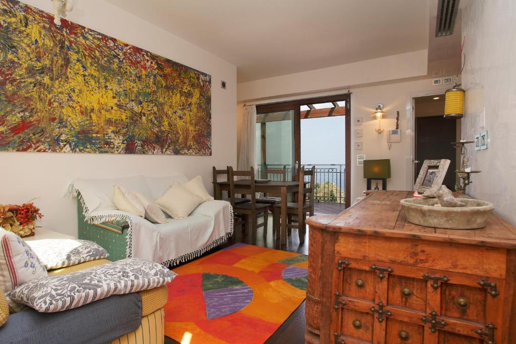 A seating area at Cottage on the Beach