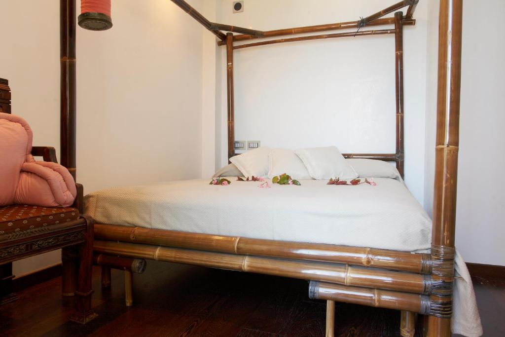 A bed or beds in a room at Cottage on the Beach