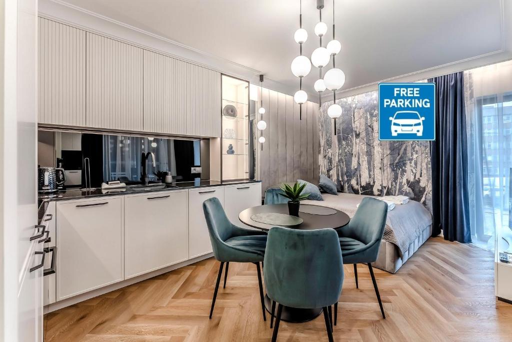 een keuken en eetkamer met een tafel en stoelen bij Apartament Opal Centrum Lublin in Lublin