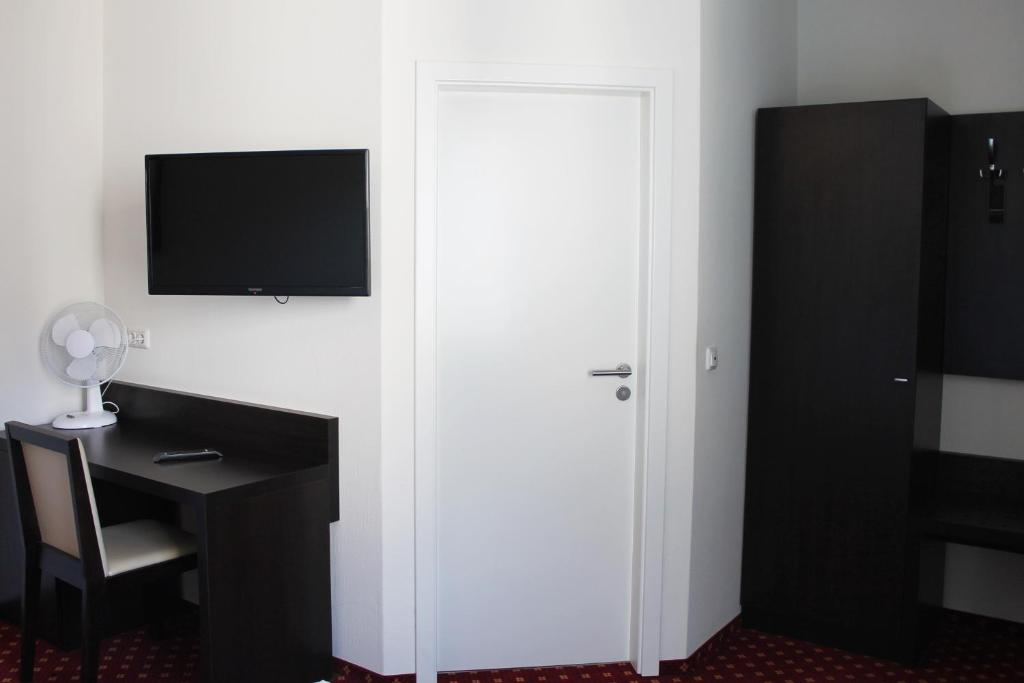 TV a/nebo společenská místnost v ubytování Aariana Hotel