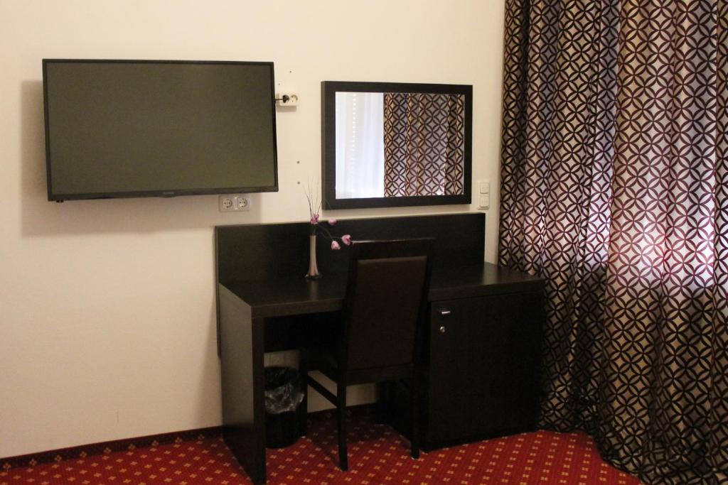 TV a/nebo společenská místnost v ubytování Aariana Hotel