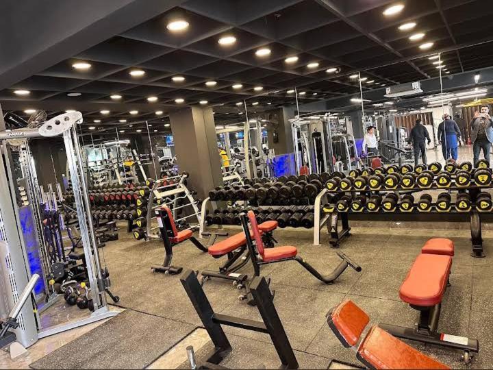 Fitness centrum a/nebo fitness zařízení v ubytování Comfortable Studio In Bahria town Islamabad