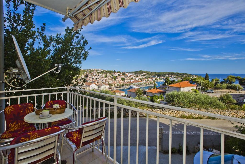 een balkon met een tafel en stoelen en uitzicht bij Apartment Lusy in Hvar