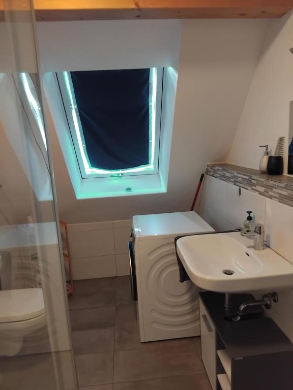 オットーボイレンにあるOttobeuren apartmentの洗面台、トイレ、窓のあるバスルーム