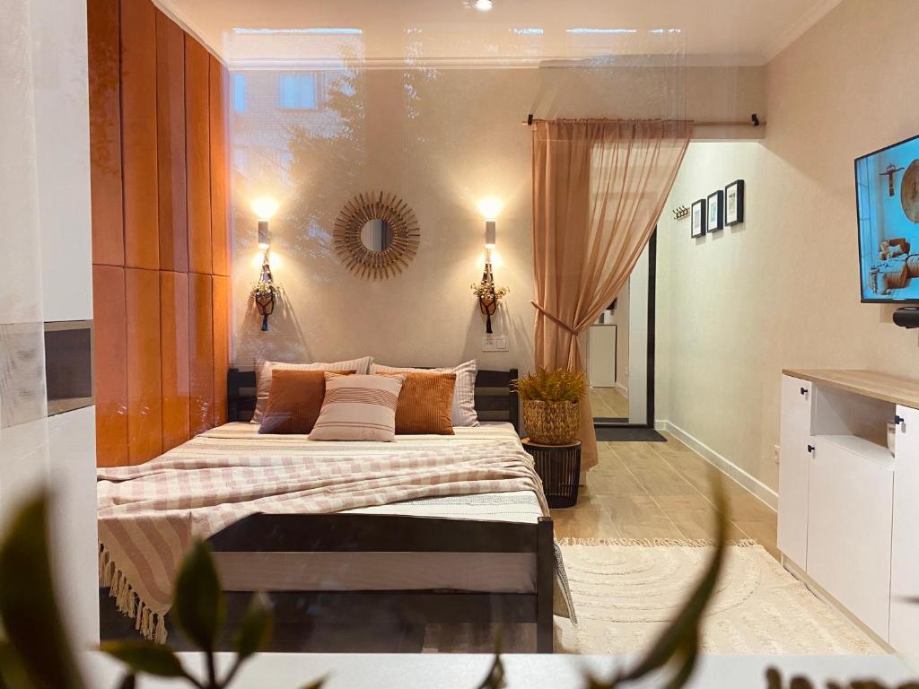 een slaapkamer met een groot bed in een kamer bij Bohemian Rust in Chişinău