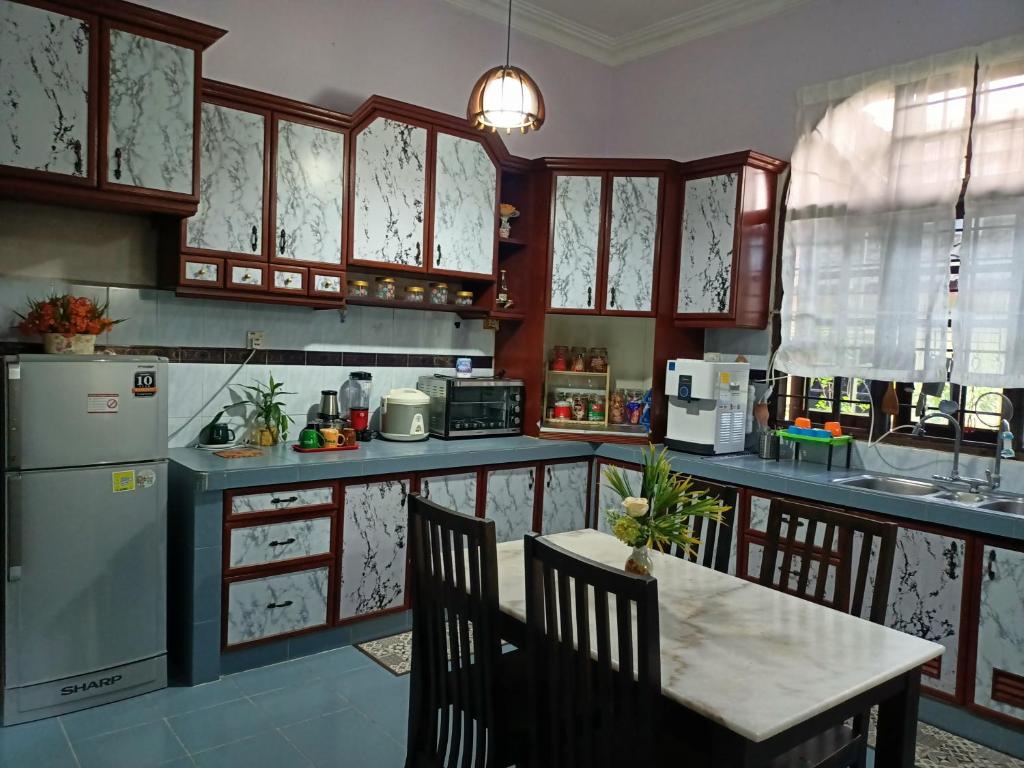 Una cocina o cocineta en Delima Guest House Kangkar Pulai